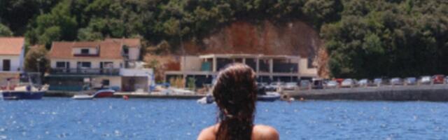 I dok druge ISPIJAJU KOKTELE,  VREDNO TRENIRA PORED MORA! Pevačica pokazala isklesan STOMAK u crnom bikiniju i gluteus zategnut do maksimuma (FOTO)