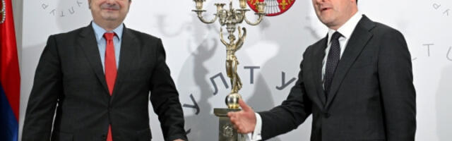 Селаковић и Раковић представили сребрни свећњак са двора династије Обреновић