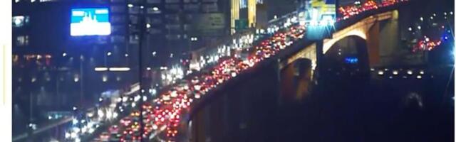 Totalni kolaps u Beogradu! Vozila stoje, nema igla gde da padne, skoro nije bio ovakav popodnevni špice (FOTO)