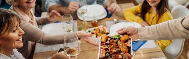 Od ribljih specijaliteta i palačinki do „Hristovog hleba“ i svetih rituala: Kako pravoslavni narodi slave Božić