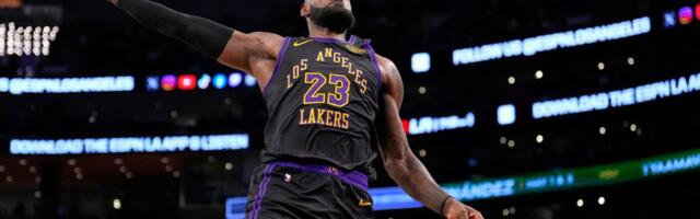 Lejkersi dali 81 poen za poluvreme: Lebron Džejms leteo i brutalno zakucao, Dončić "plesao" povređen