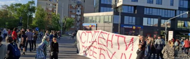Novi Sad: Blokada saobraćaja kod Doma zdravlja na Limanu zbog dvojice aktivista koji su i dalje u pritvoru