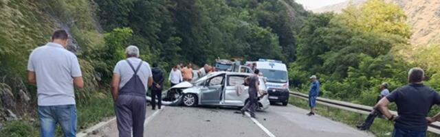 Staklo i krhotine rasuti po putu, auto udario u bankinu: Teška nesreća na Ibarskoj magistrali kod Bresnika