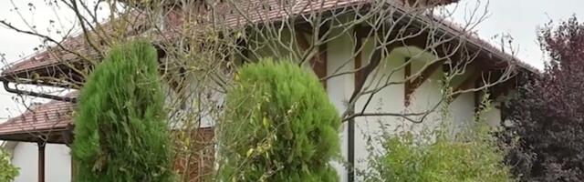 "NIJE TO VILA, TO JE KUĆICA OD 150 KVADRATA" Miroslav Ilić uredio dom u etno fazonu, drvena veranda, a unutra posebno mesto za nagrade