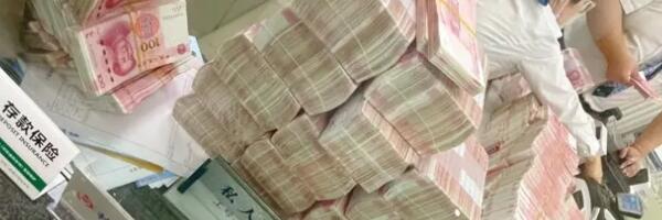 Besan zbog loše usluge Kinez povlači sav novac iz banke u kešu