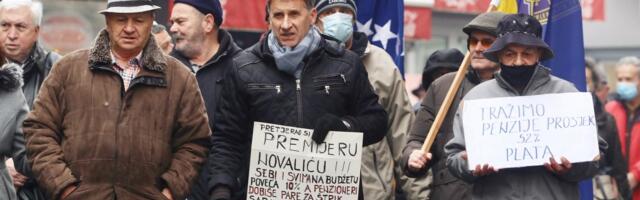 Penzioneri protestovali u Tuzli: Kriminalna vlast dovela nas je na rub propasti