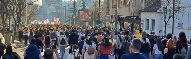 "Obojena revolucija - šarena laža": Hiljade građana blokiralo Slaviju, đaci pristižu (FOTO, VIDEO)