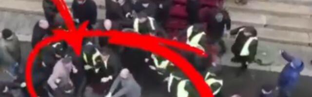 EVO KAKO OPOZICIJA BIJE ŽENE! Pogledajte jeziv snimak brutalnog nasilja ispred Skupštine Srbije! (VIDEO)