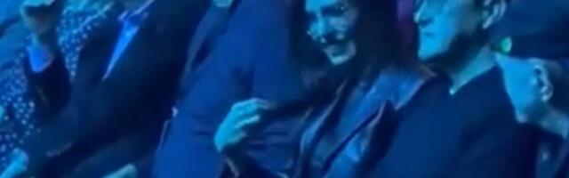 Tanja Savić daje podršku Banetu Mojićeviću: Pevačica došla bez Mukija, blista u crnom odelu u prvom redu