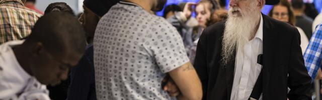 Kako stariji putnici mogu dobiti asistenciju na aerodromima tokom dugih putovanja