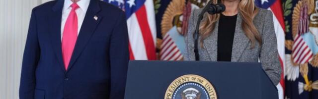 SVI POKUŠAVAJU DA REŠE MISTERIJU: Melanija i Donald Tramp objavili božićni portret - jedan detalj zbunio javnost