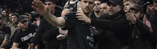 Nastao haos posle bruke Partizana: Navijači gađali košarkaše upaljačima i flašama, Marinković najgore prošao