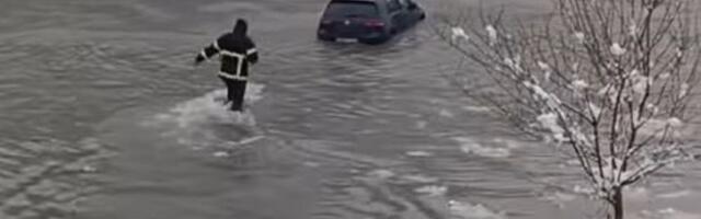 Oglasio se vatrogasac Rade koji je ušao u ledenu Drinu, upalio "golf" i odvezao se: "Vlasnica je došla..."