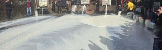 Protestovali odgajivači goveda u Vučkovici: Prosuto mleko niz državni put Kragujevac - Kraljevo (FOTO)