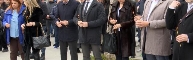 OBELEŽENO 22 GODINE OD STRADANJA: U Severnoj Mitrovici parastos i polaganje venaca za ubijene u Martovskom pogromu