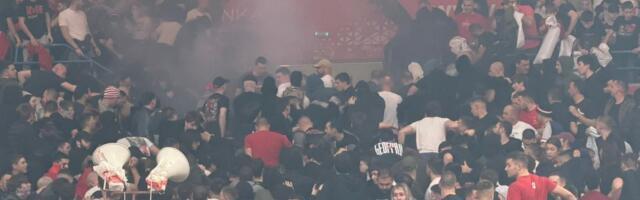 Tuča navijača pred početak derbija /GALERIJA/