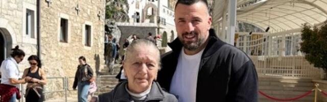 "Ne mogu sine..." Objava Vladimira Tomovića rasplakala mnoge, objavio sliku sa majkom: "Čuvajte dok su živi"