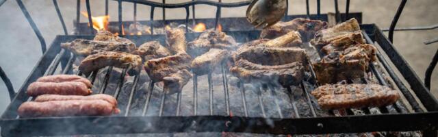 Kako da očistite roštilj za tren oka: Nema više ribanja, sve sastojke imate kod kuće, a cena je smešna