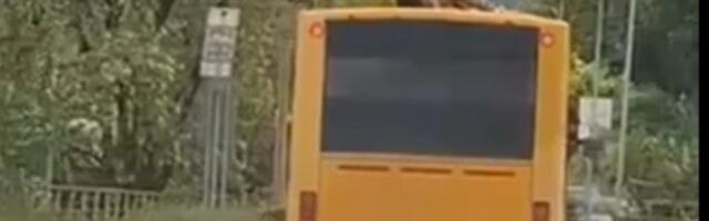 Jezive scene kod Prijepolja: Dete se vozi na krovu autobusa (VIDEO)