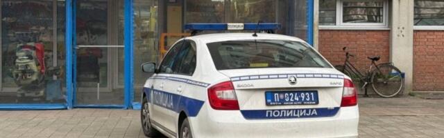 PUCNJAVA U PROKUPLJU! Muškarac pogođen u glavu, traga se za napadačem!
