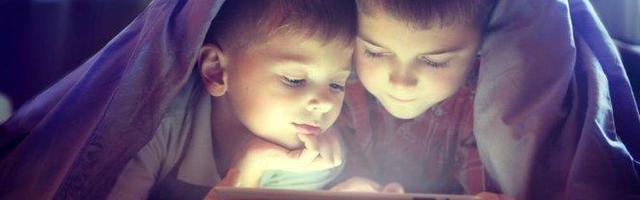 NAJMLAĐI INTERNET ZAVISNICI IMAJU DVE GODINE, sve više dece ne može bez telefona! PSIHOLOG OTKRIVA KADA JE VREME ZA ALARM