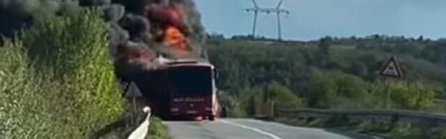 Gori autobus na putu kod Malog Orašja (VIDEO)