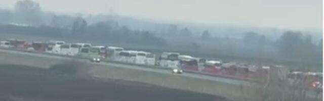 Vučić napravio kiks! Mobilisao veći broj autobusa i svojih pristalica nego što Sremska Mitrovica može da primi (VIDEO)