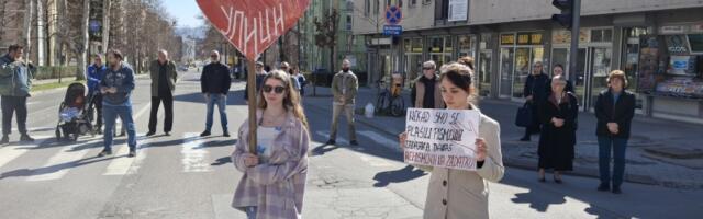 Nekad smo se plašili pismenih zadataka, danas nepismenih na zadatku! : Kragujevčani i danas blokirali raskrsnicu kod  Uzora  (FOTO)