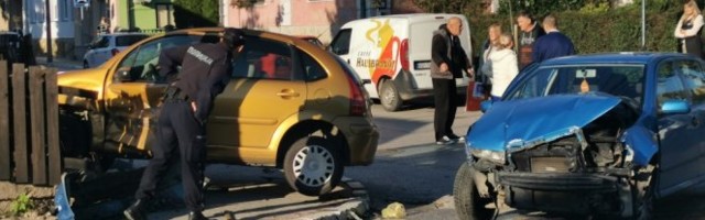 (FOTO) KARAMBOL U CENTRU ČAČKA: Posle sudara automobil završio u dvorištu, domačin očajan svakih sedam dana RUŠE MU OGRADU