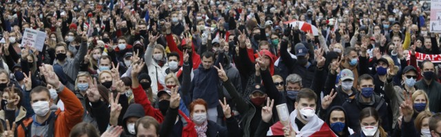 Početak štrajka protiv vlasti u Belorusiji: Deo radnika napustio fabrike, policija hapsi studnete