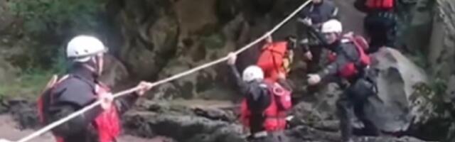 Spasavanje iz nabujale reke: Pripadnici MUP izvukli 4 osobe (VIDEO)