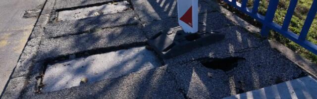 Problem na MOSTU ZVEZDA: Kamioni danima parkirani čekaju na istovar, pešački deo u rupama (FOTO)