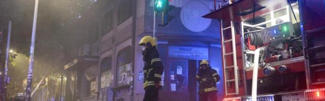 ZAPALJEN RESTORAN BRZE HRANE NA VRAČARU: Nepoznata osoba razbila staklo, pa izazvala požar!