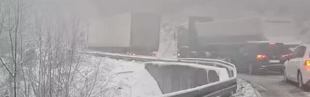 Zastoj preko Iriškog venca: Sneg napravio problem (VIDEO)
