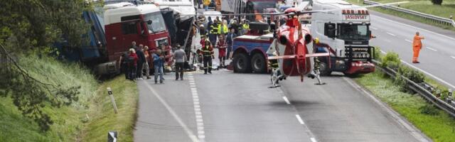 SUDAR TRI KAMIONA I AUTOBUSA! Teška saobraćajna nesreća - IMA POVREĐENIH, VATROGASCI I HITNA POMOĆ NA LICU MESTA!