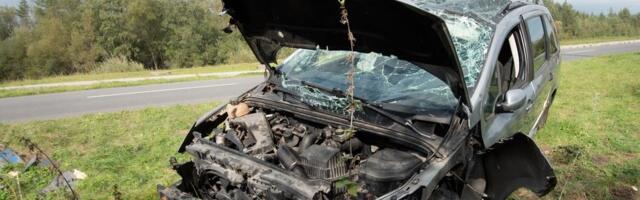 AUTO ZGUŽVAN KAO KONZERVA, JEDNA OSOBA POGINULA: Jeziva nesreća kod Prijepolja