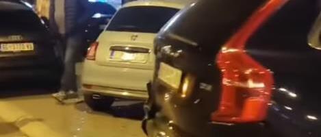 IZGUBIO KONTROLU I SLUPAO PARKIRANE AUTOMOBILE! Saobraćajna nesreća u Zemunu: Pogledajte kolika je pričinjena šteta! (VIDEO)