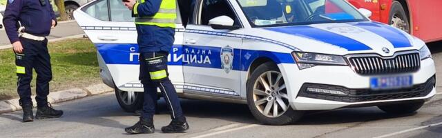 SAOBRAĆAJKA NA BRANKOVOM MOSTU Motociklista leži na putu, policija i Hitna pomoć na licu mesta