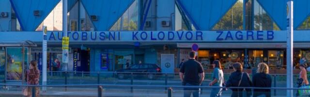 STAKLO SE ODLOMILO I PALO NA PUTNIKE! Užas na autobuskoj stanici! (VIDEO)