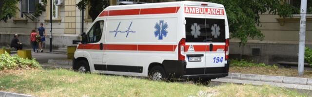 Žena u kritičnom stanju: Čistila ispred kuće, pa je pokosio automobil