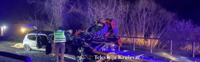 DETALJI TEŠKE SAOBRAĆAJKE KOD KRUŠEVCA! Prešao u suprotnu traku i zakucao se u drugo vozilo, jedna osoba POGINULA, tri povređene! (FOTO)