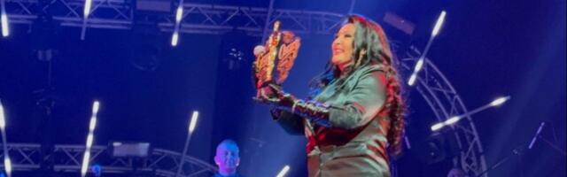 KRALjICA BALKANSKE MUZIKE: Dragana Mirković na koncertu u prepunoj areni u Sofiji dobila Oskara za muzičku legendu svih vremena (FOTO)