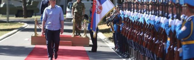 SRCE: Vučiću vojska dođe kao prvatna "prćija"