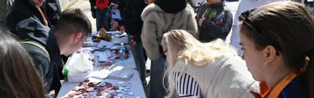 Hala „iskićena”, Vučić se „pojačava” u sumrak: Kakva je predizborna atmosfera u Aranđelovcu? (FOTO)