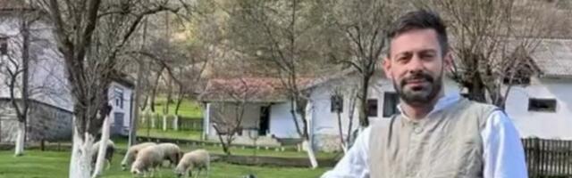 Vunene čarape i gumeni opanci: Glumac otišao na selo pa se uslikao kraj stada - ovakvog ga niste videli