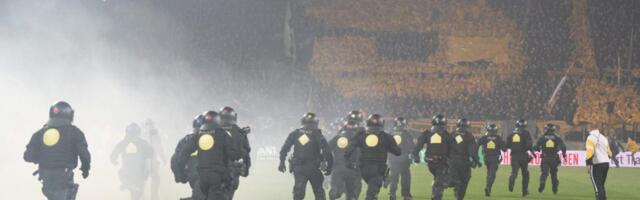 Navijači Dinama iz Drezdena upali na teren, gorela zastava navijača Herte (VIDEO)