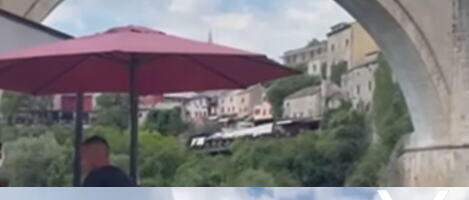 MLADIĆ SKOČIO SA MOSTA I NESTAO U VODI! Posmatrači prvo tapšali, a onda je usledila PANIKA: Dramatičan snimak akcije spasavanja! (VIDEO)