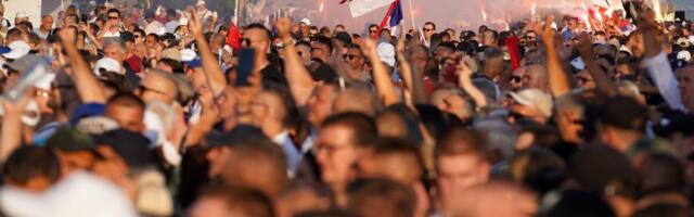 "Crkli daboga!" Blokaderski advokat sramno izvređao građane koji su bili na skupu "Srbija, jedna porodica" (FOTO)