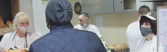 Vidi komšija druga u pekari...