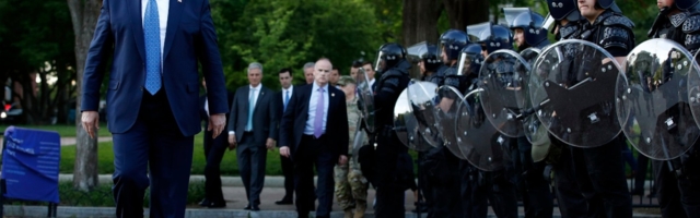 Трамп објавио мобилизацију војске да заустави насиље у САД